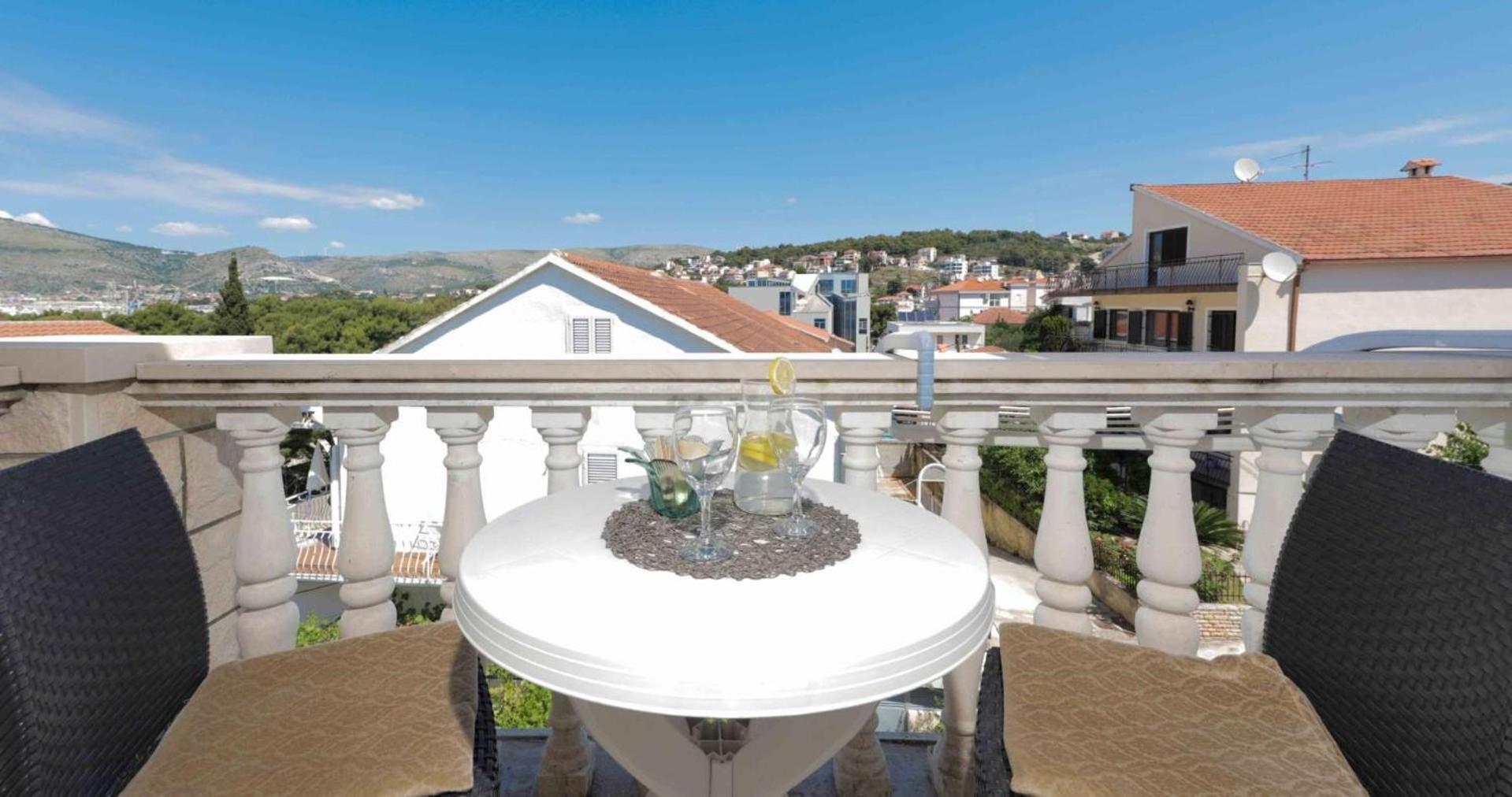 Apartments Lovric Трогір Екстер'єр фото