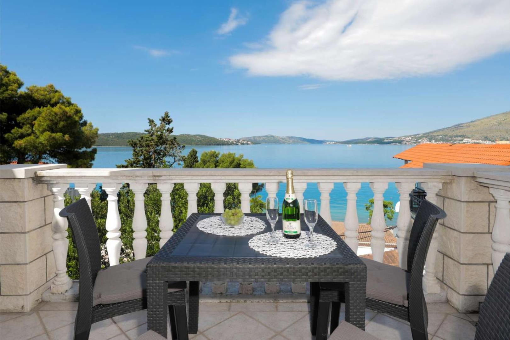 Apartments Lovric Трогір Екстер'єр фото